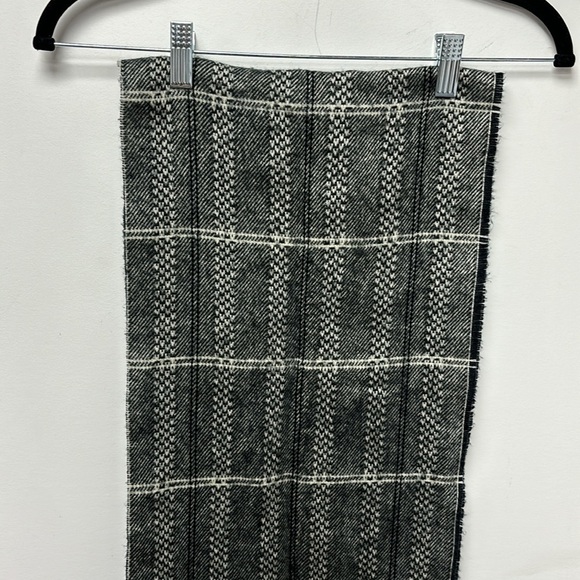 Warm beige and black scarf, quite warm and long. - Picture 3 of 4